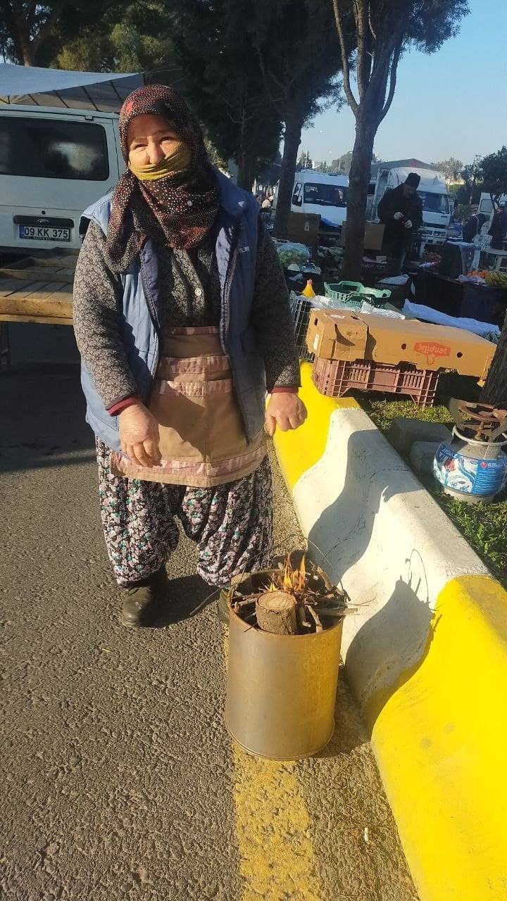 Pazarcılar soğuk havada yaktıkları ateşle ısınmaya çalıştı