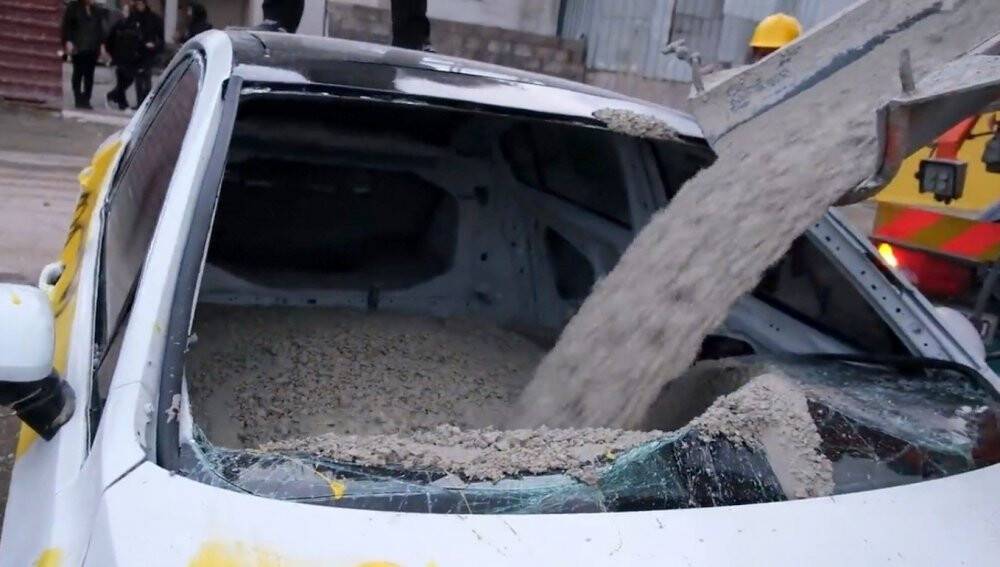 Şakanın dozunu kaçırıp 700 bin TL’lik otomobilin içine beton döktüler