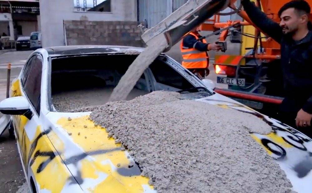 Şakanın dozunu kaçırıp 700 bin TL’lik otomobilin içine beton döktüler
