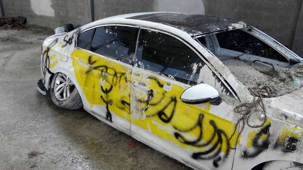 Şakanın dozunu kaçırıp 700 bin TL’lik otomobilin içine beton döktüler