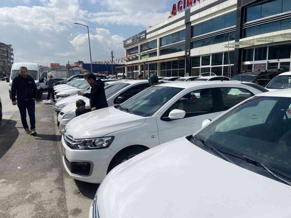 Oto galericiler Rusya-Ukrayna savaşının bitmesini bekliyor