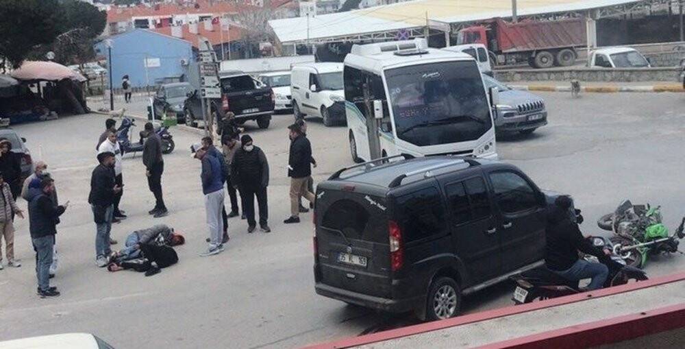 Ayvalık’ta motosiklet ticari araçla çarpıştı: 2 yaralı