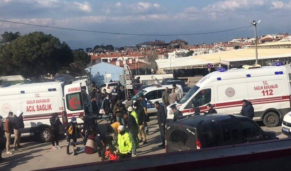 Ayvalık’ta motosiklet ticari araçla çarpıştı: 2 yaralı