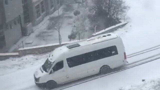 Buzda araçların dansı...O anlar kamerada