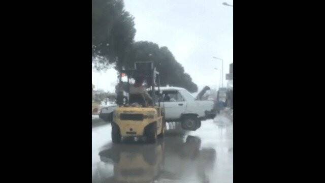 Buzda araçların dansı...O anlar kamerada