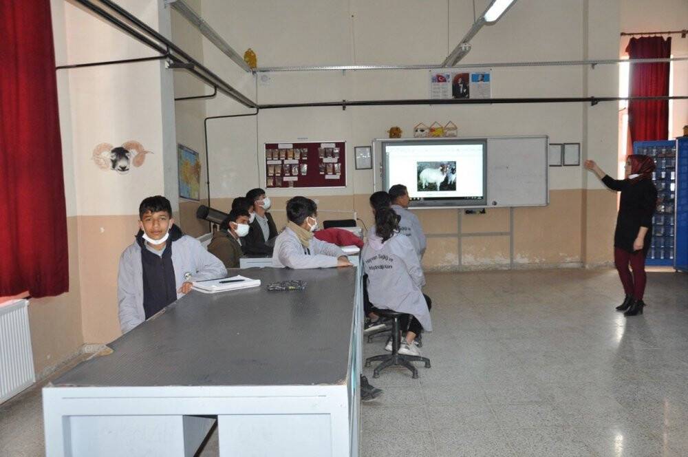 Ders yapmak için ürettiler, okul bahçesini çiftliğe dönüştürdüler