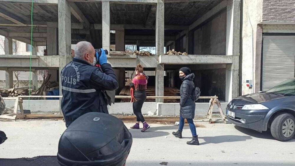 Karı-koca uyurken eve hırsız girdi