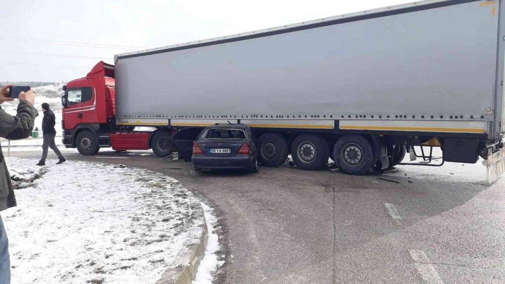 Samsun’da otomobil tırla çarpıştı: 5 yaralı