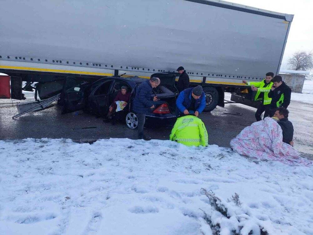 Samsun’da otomobil tırla çarpıştı: 5 yaralı