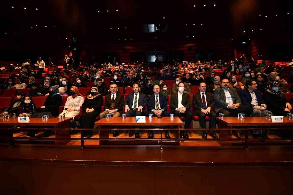 Selçuklu Sanat Akademisinde eğitim alan din görevlileri Çanakkale tiyatrosunda sahne aldı