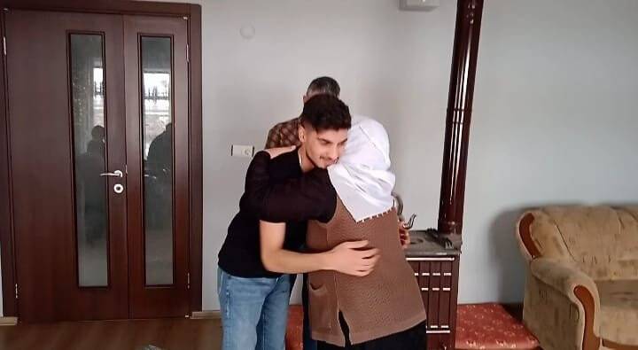 Ukrayna’daki savaşta mahsur kalan Vanlı öğrenci ailesine kavuştu