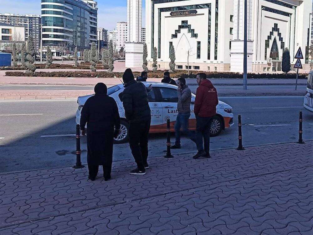 Gasp ettiği aracı içerisindeki çocukla birlikte kaçırdı