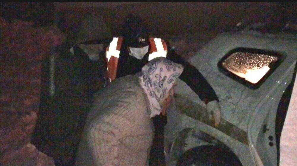 Kar nedeniyle evlerinde mahsur kalan çift, 4 saatlik çalışma ile kurtarıldı