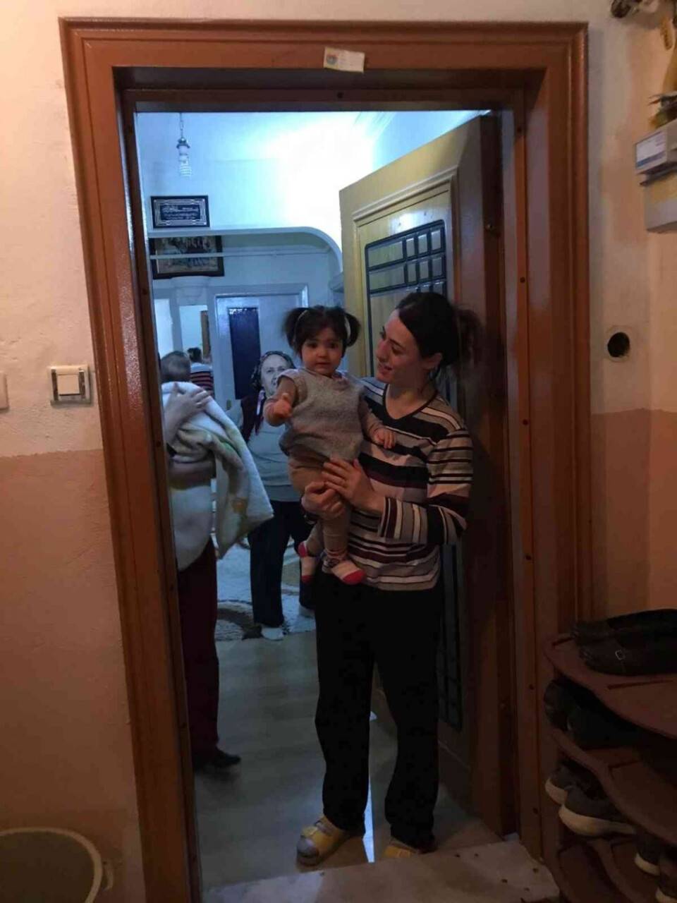 Doğum gününde kaybolan kimliğini pasta keserek teslim ettiler