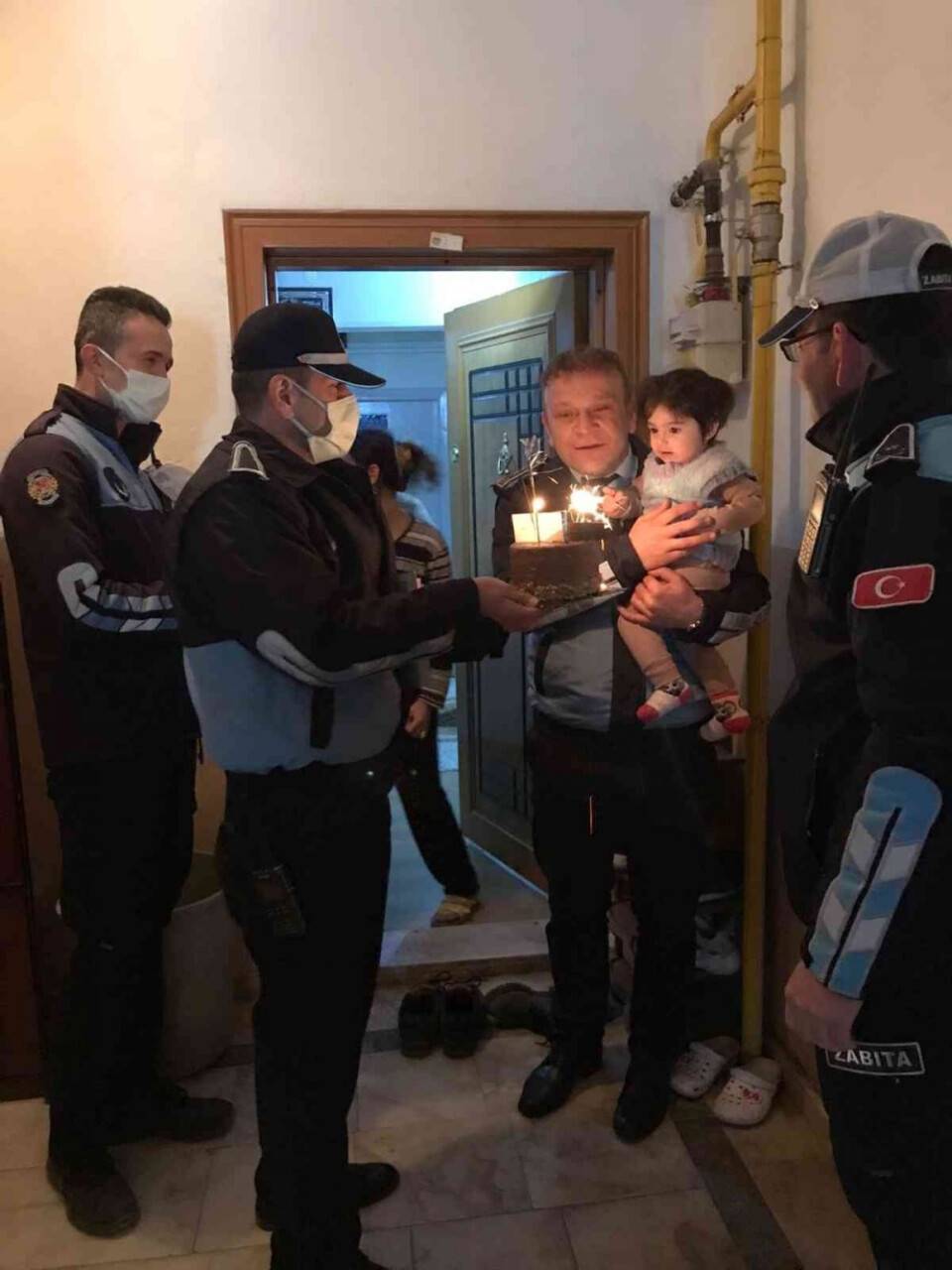 Doğum gününde kaybolan kimliğini pasta keserek teslim ettiler