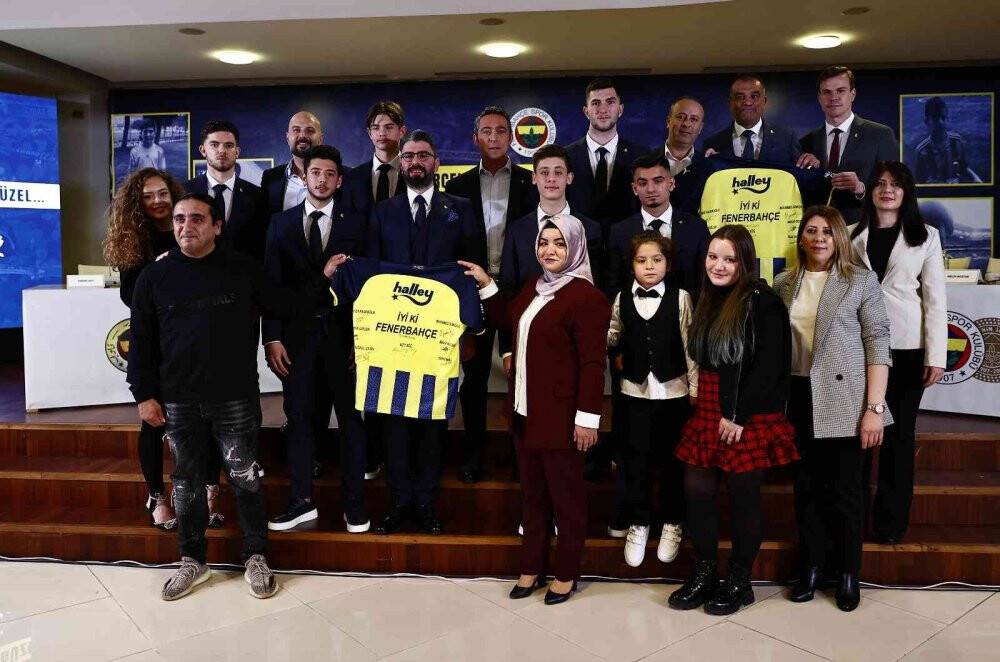 Fenerbahçe, genç oyuncularıyla sözleşme imzaladı