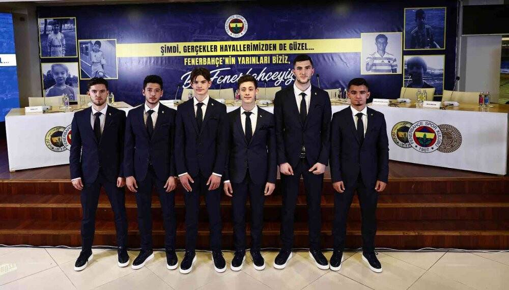 Fenerbahçe, genç oyuncularıyla sözleşme imzaladı