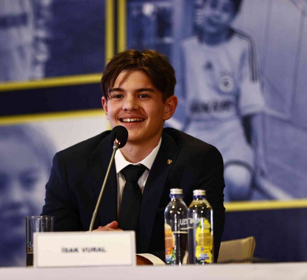 Fenerbahçe, genç oyuncularıyla sözleşme imzaladı