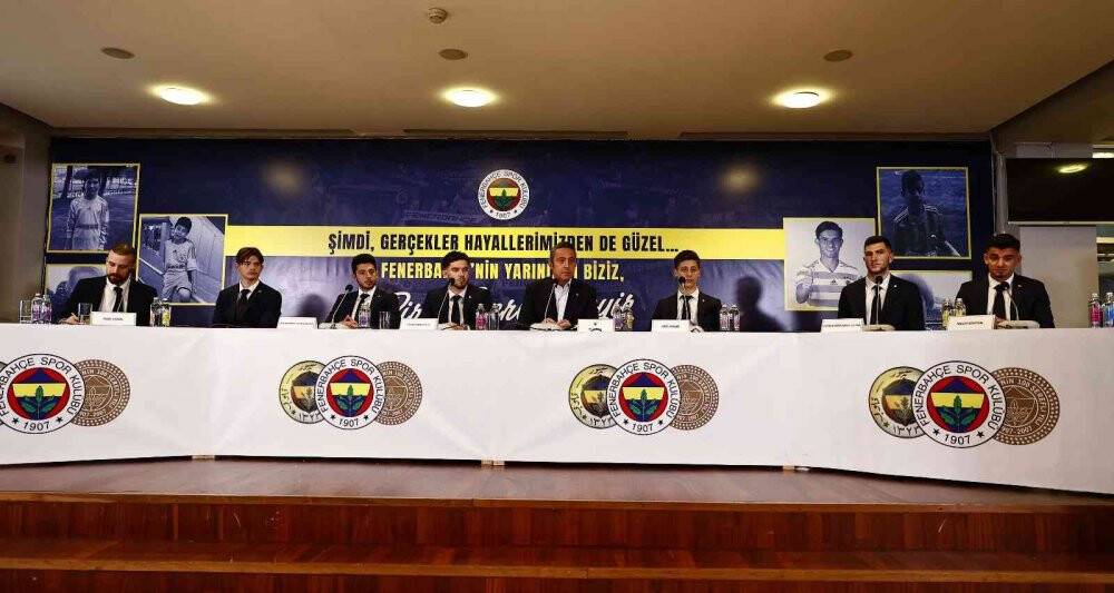Fenerbahçe, genç oyuncularıyla sözleşme imzaladı