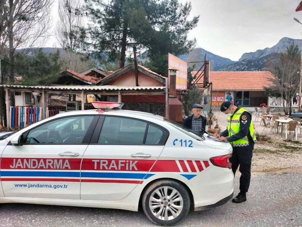 Hatalı sollama yapan araç, gezici jandarma aracına yakalandı