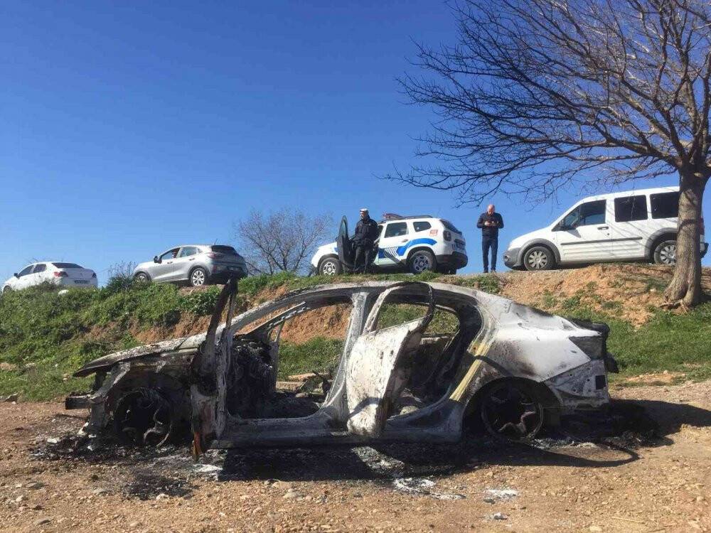 Lüks otomobil yakılmış halde bulundu