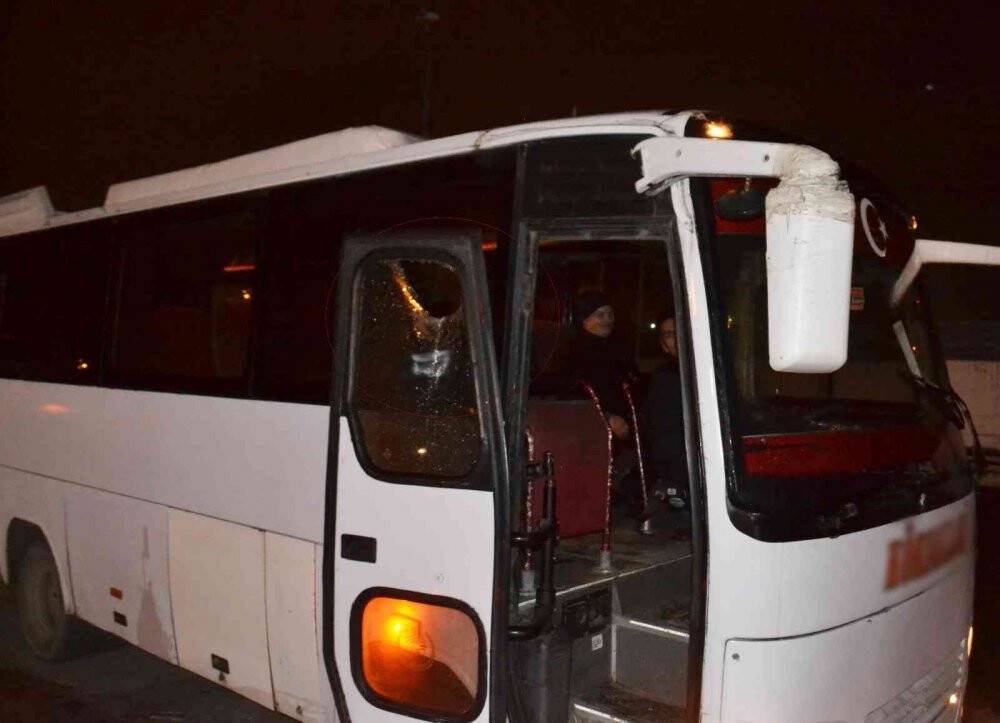 Seyir halindeki işçi servisine taşlı saldırı