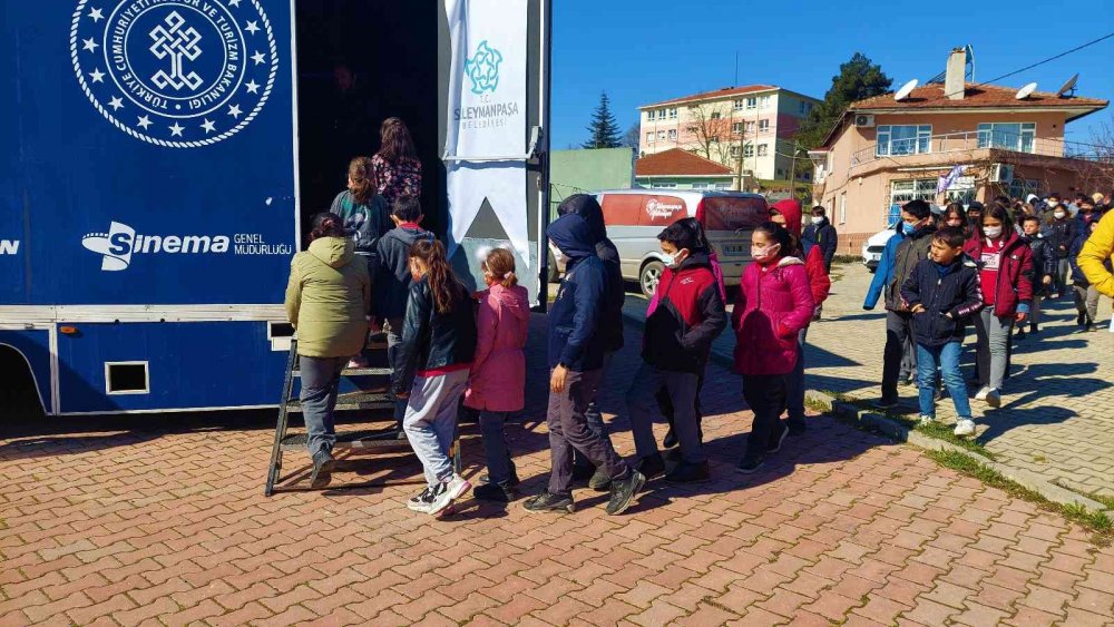 Beyaz perde tıra taşındı, sinema köy çocuklarının ayağına gidiyor