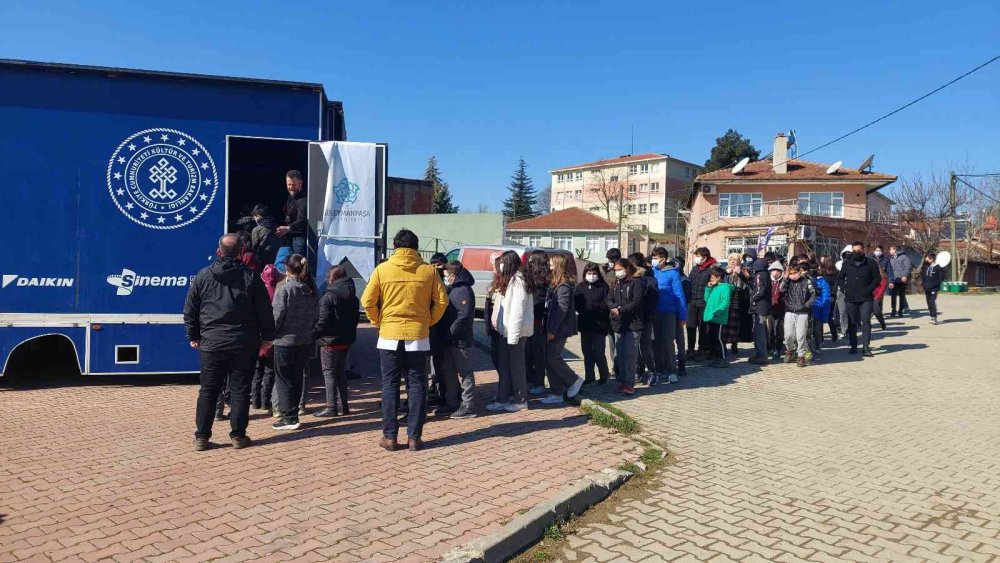 Beyaz perde tıra taşındı, sinema köy çocuklarının ayağına gidiyor