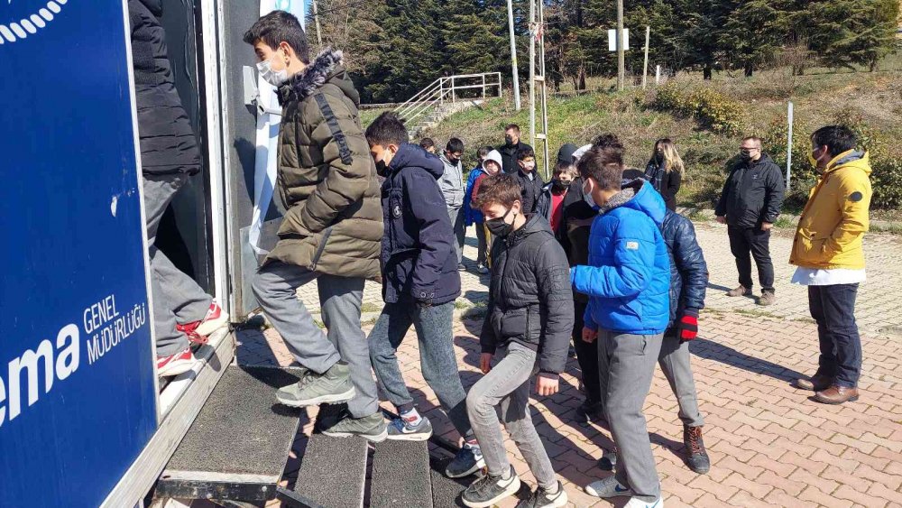 Beyaz perde tıra taşındı, sinema köy çocuklarının ayağına gidiyor