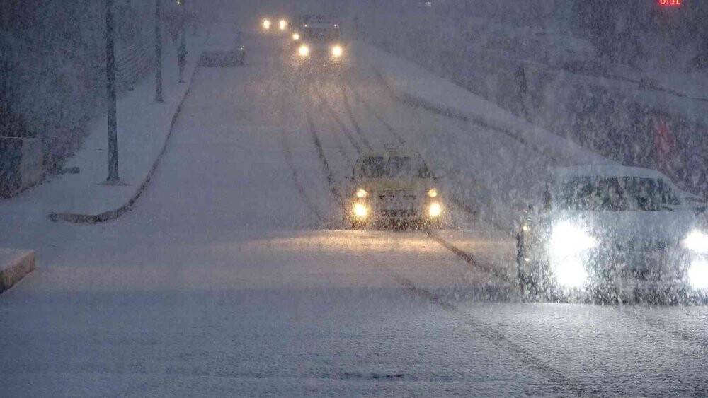 İstanbullular güne kar yağışı ile uyandı