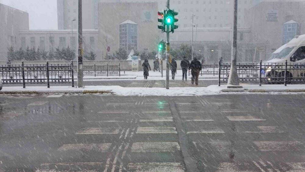 İstanbullular güne kar yağışı ile uyandı