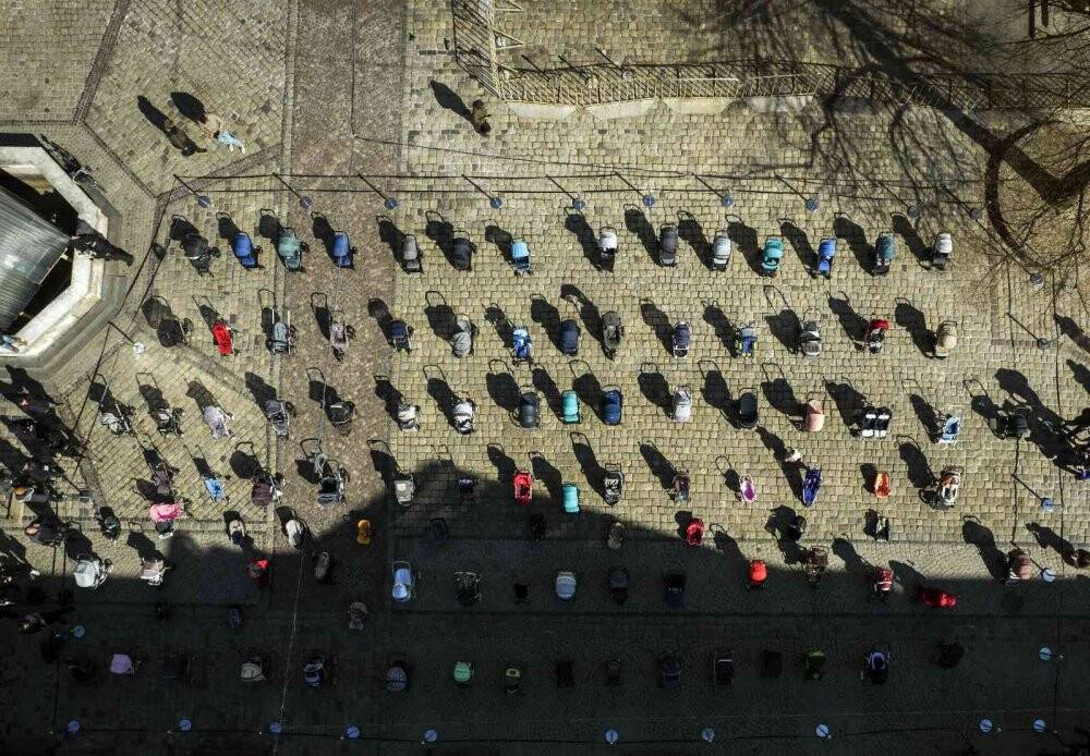 Lviv’de Rus saldırılarında ölen çocuklar için meydana 109 bebek arabası bırakıldı