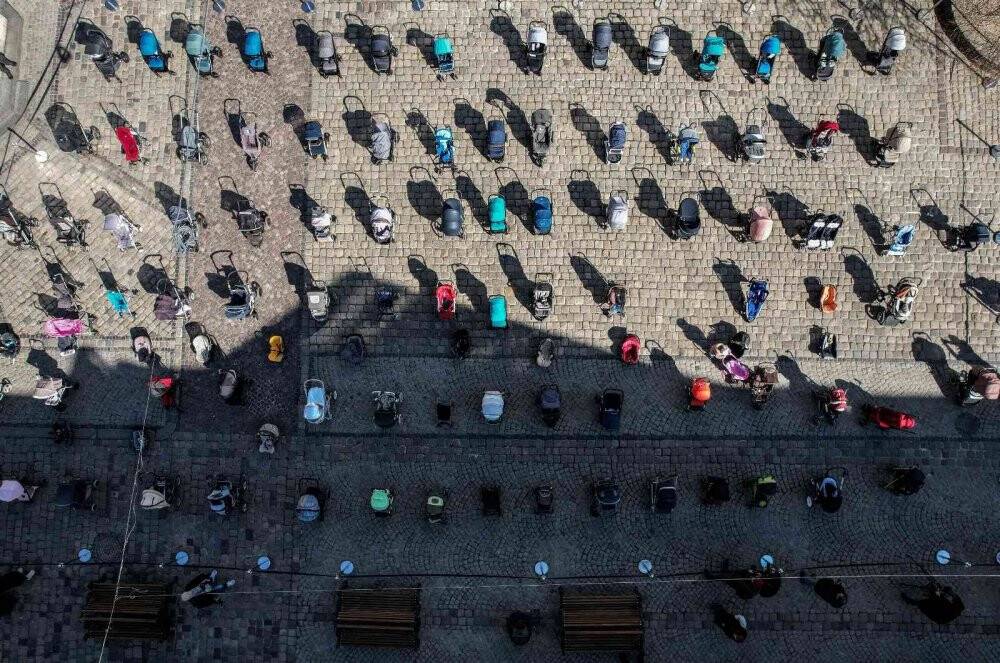 Lviv’de Rus saldırılarında ölen çocuklar için meydana 109 bebek arabası bırakıldı