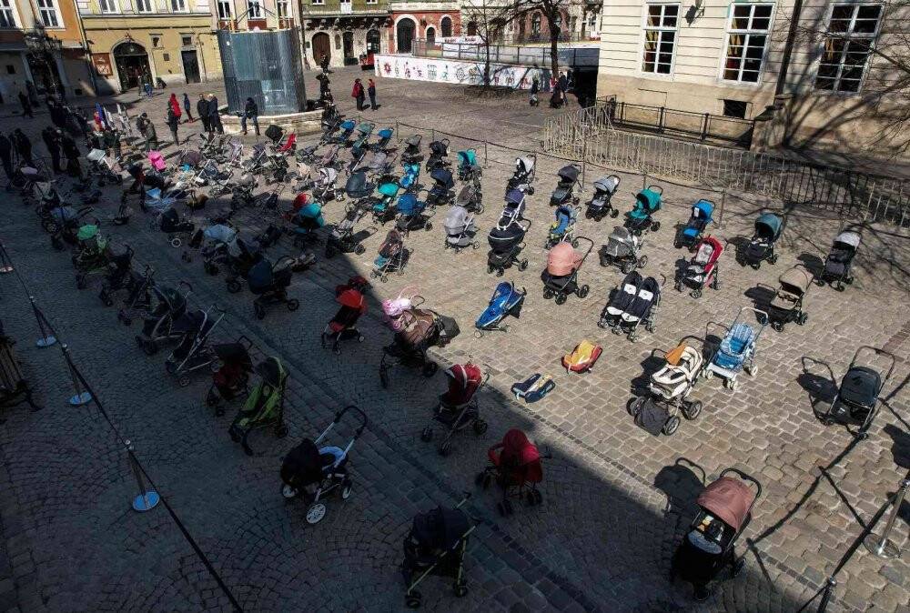 Lviv’de Rus saldırılarında ölen çocuklar için meydana 109 bebek arabası bırakıldı
