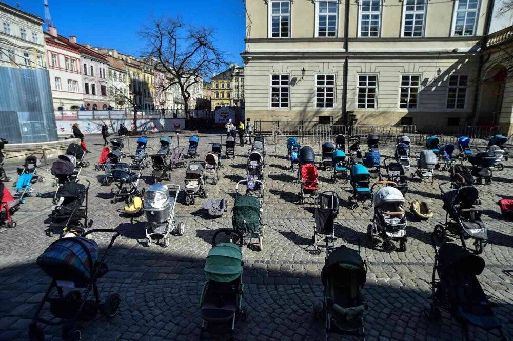 Lviv’de Rus saldırılarında ölen çocuklar için meydana 109 bebek arabası bırakıldı