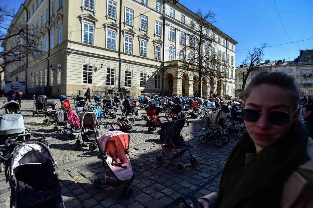 Lviv’de Rus saldırılarında ölen çocuklar için meydana 109 bebek arabası bırakıldı