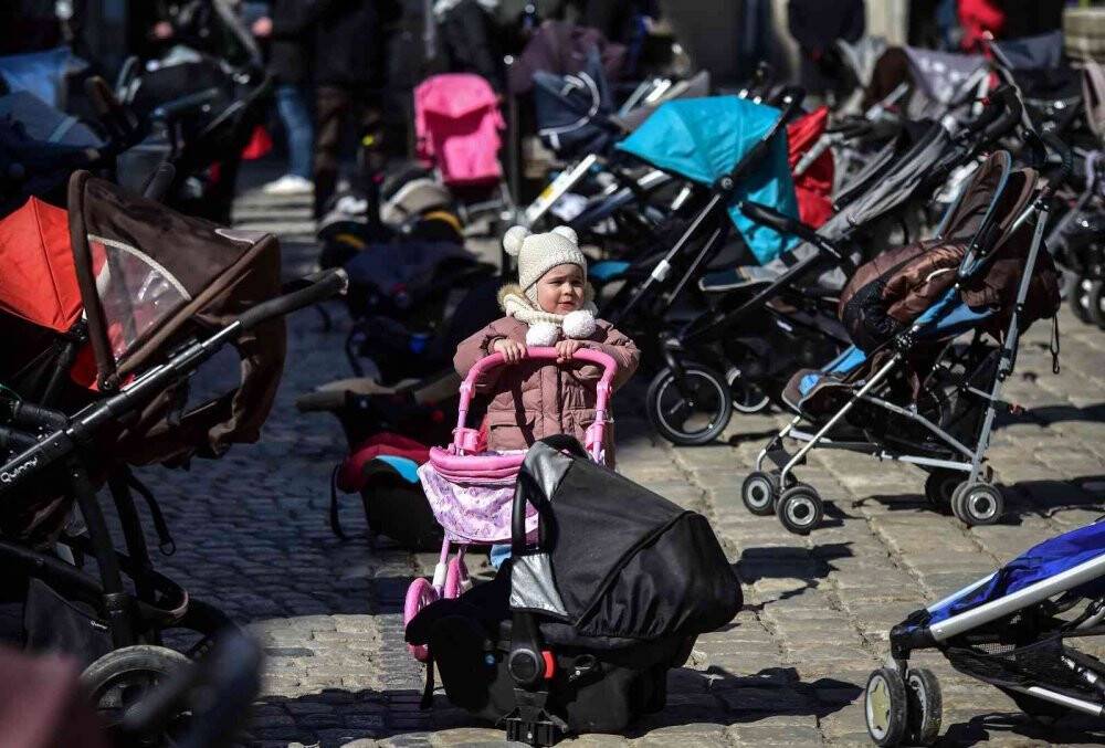 Lviv’de Rus saldırılarında ölen çocuklar için meydana 109 bebek arabası bırakıldı