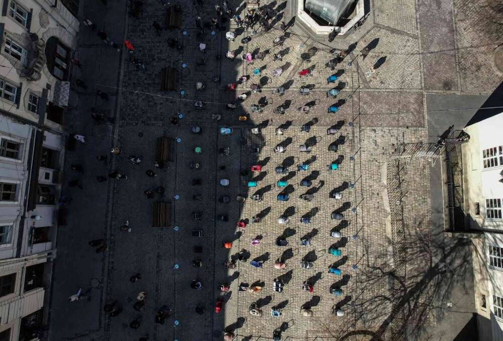 Lviv’de Rus saldırılarında ölen çocuklar için meydana 109 bebek arabası bırakıldı