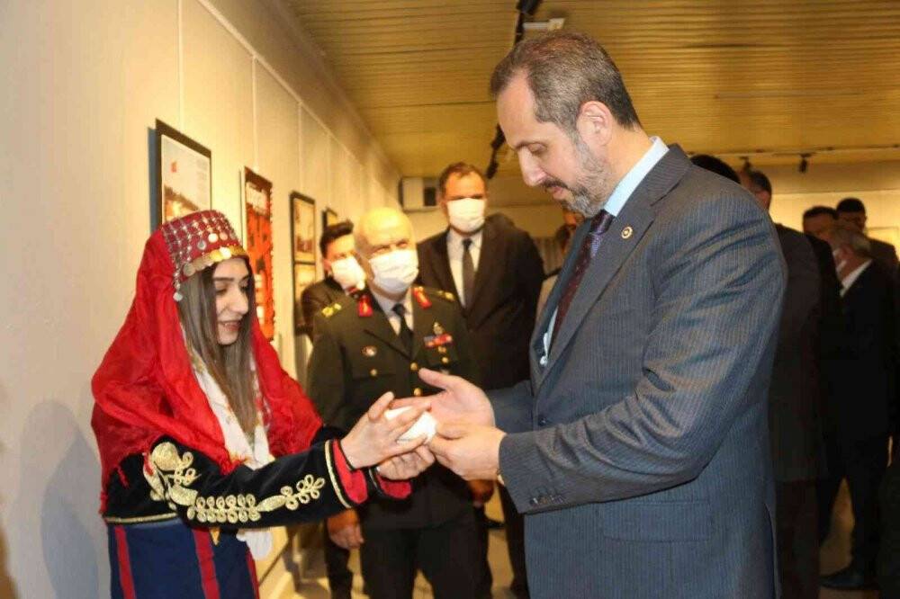 Öğrenciler Milletvekili Çivitçioğlu’nun eline kına yaktı