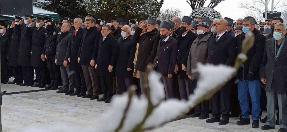 Şehitler, kar yağışı altında anıldı