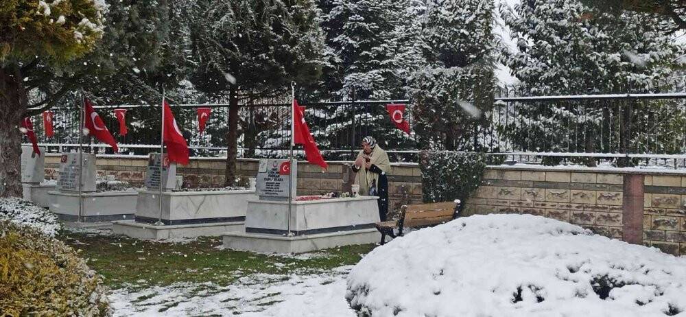 Şehitler, kar yağışı altında anıldı