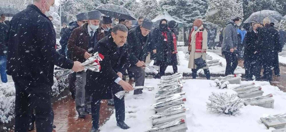 Şehitler, kar yağışı altında anıldı