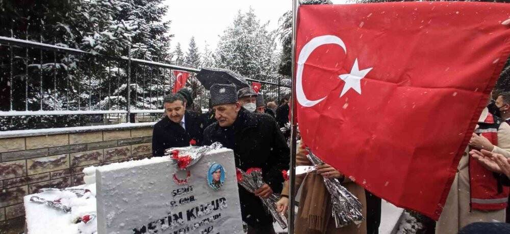 Şehitler, kar yağışı altında anıldı