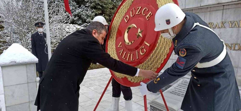 Şehitler, kar yağışı altında anıldı