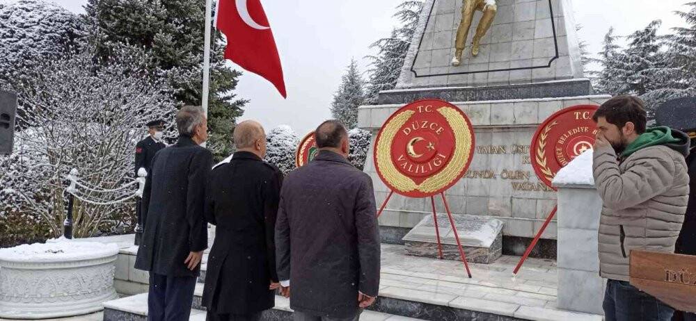 Şehitler, kar yağışı altında anıldı