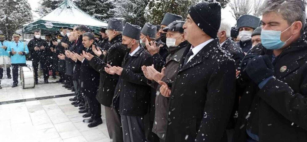 Şehitler, kar yağışı altında anıldı