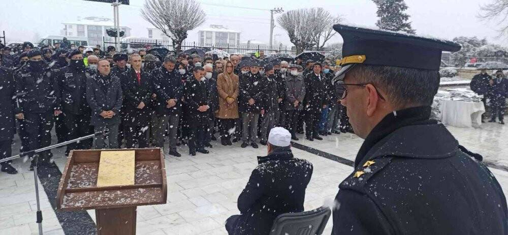 Şehitler, kar yağışı altında anıldı