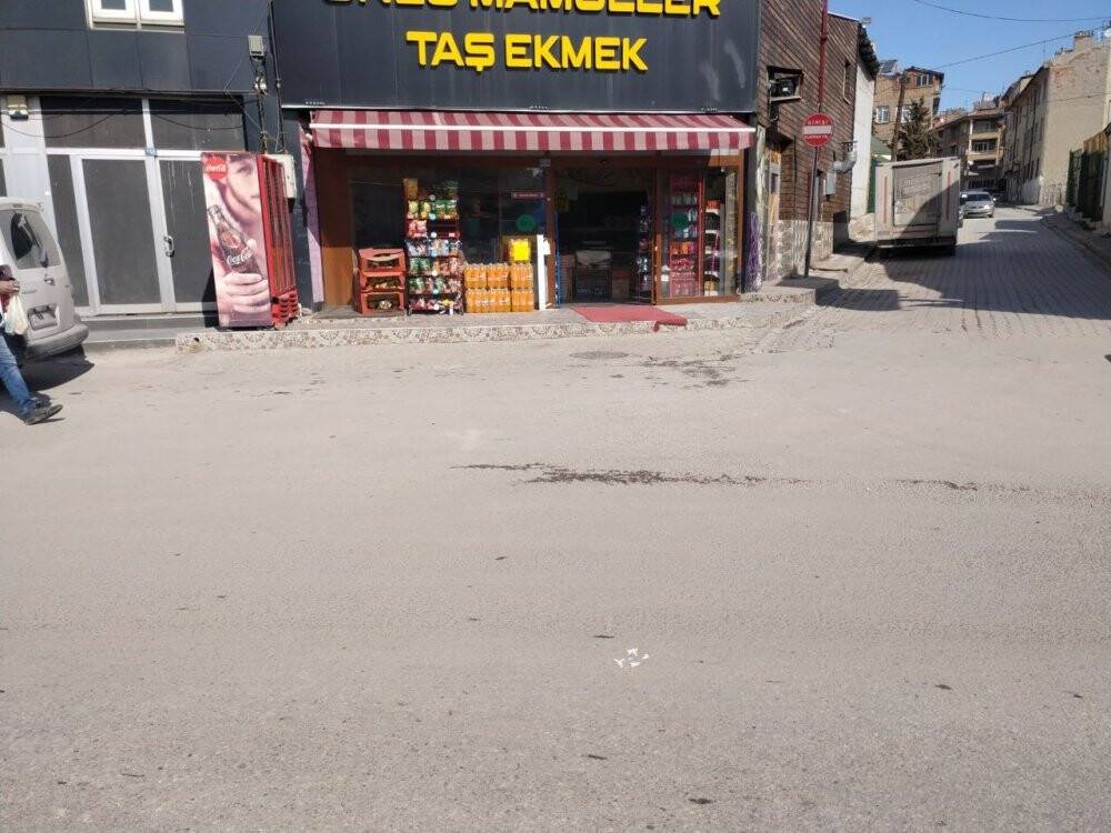 Telefonunu çalan hırsızı 2 saniye ile kaçırdı
