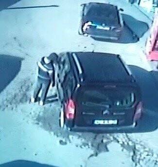 Telefonunu çalan hırsızı 2 saniye ile kaçırdı