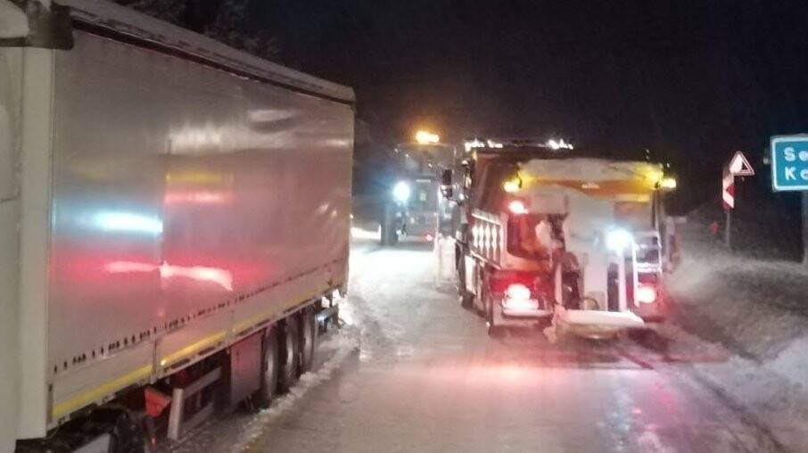 Antalya-Konya karayolu yoğun kar, tipi ve buzlanma nedeniyle tırların geçişine kapatıldı